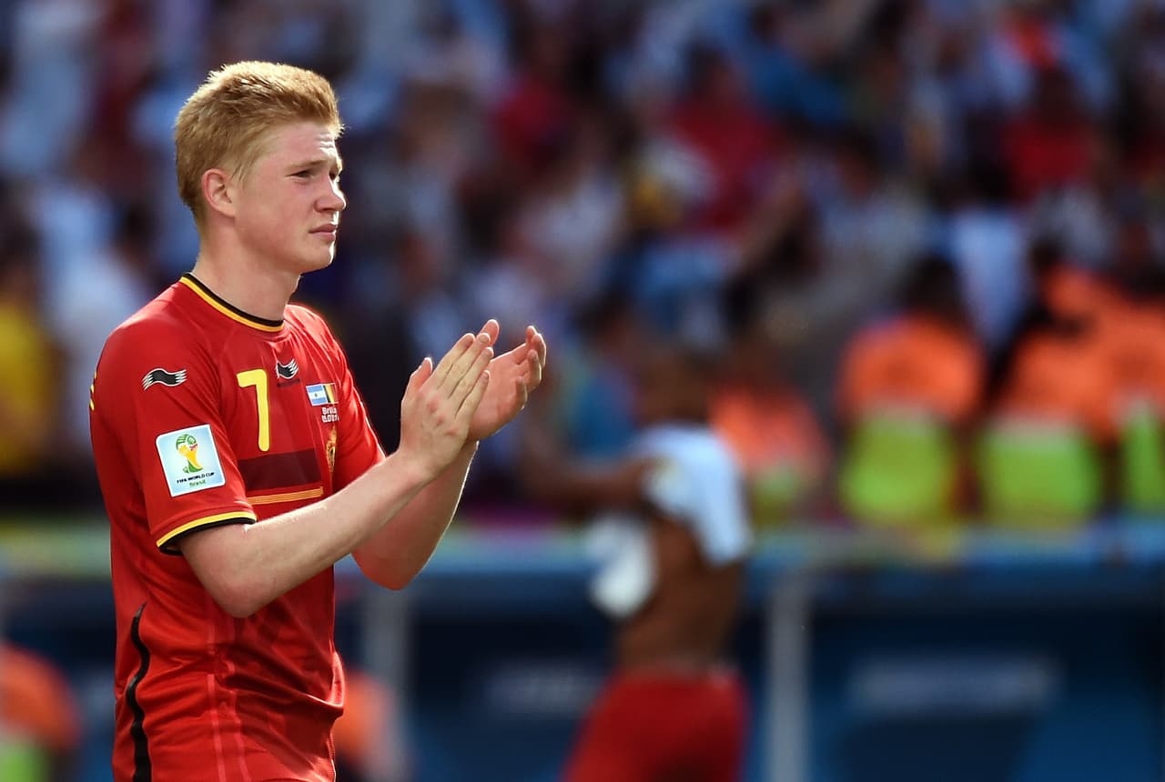 Caroline Lijnen, novia de De Bruyne, confesó que tuvo esa relación tras enterarse que el jugador la había engañado con su mejor amiga. A pesar de todo, los jugadores recuperaron el buen ambiente en el equipo.