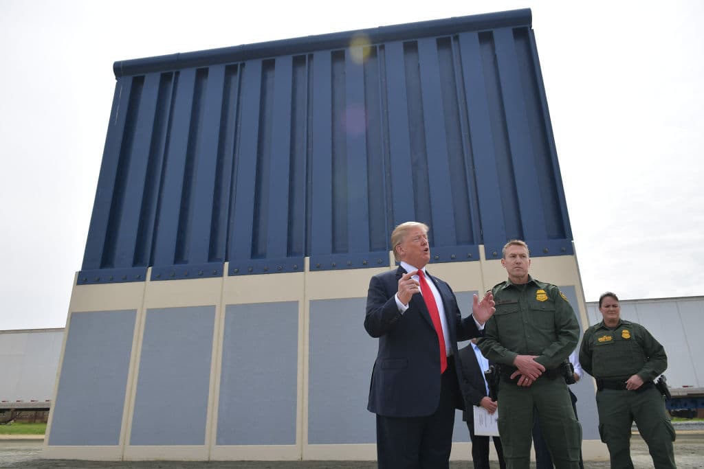 <b><a href="https://www.univision.com/los-angeles/kmex/noticias/politica/si-no-tienes-un-sistema-de-muro-no-tienes-pais-dice-trump-en-su-visita-a-los-prototipos-del-muro">Durante su discurso Trump</a></b>
<a href="https://www.univision.com/los-angeles/kmex/noticias/politica/si-no-tienes-un-sistema-de-muro-no-tienes-pais-dice-trump-en-su-visita-a-los-prototipos-del-muro"> </a>declaró que los residentes de California han "rogado" por la construcción del pólemico muro fronterizo, pero esta información no se ha reportado.