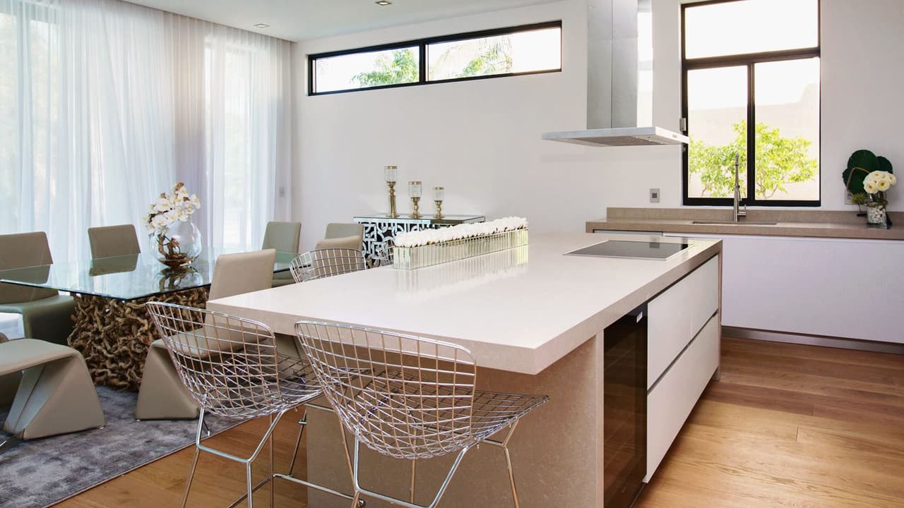 <b>La cocina tiene piso de bambú anti olores y contra manchas,</b> así que podrá cocinar sin problemas un arroz con gandules o un buen mofongo boricua sin miedo a cualquier destrozo.