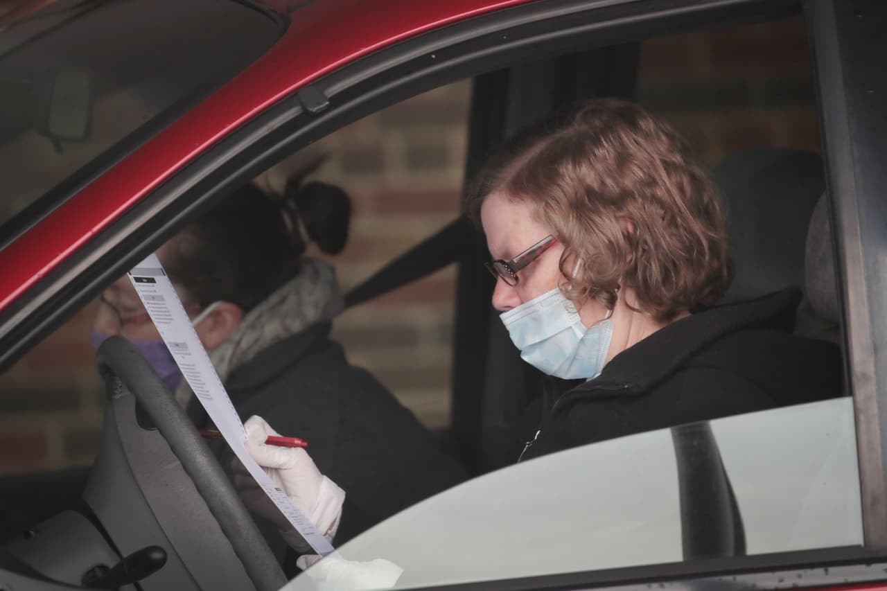 <b>Pandemia en año electoral. </b>Una votante sufragando desde su auto en una escuela de Racine, Wisconsin, el 7 de abril. Algunos estados han pospuesto los procesos de primarias presidenciales y otros las han realizado con regulaciones de distanciamiento social. 
<a href="https://www.univision.com/noticias/elecciones-en-eeuu-2020/desde-el-auto-y-con-distancia-social-asi-transcurren-las-primarias-en-wisconsin-con-el-coronavirus-fotos-fotos"><u>Vea aquí las fotos de las votaciones en Wisconsin a pesar de la pandemia</u></a>.
