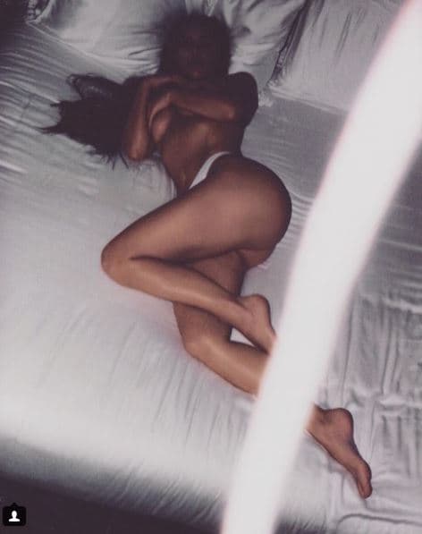 La socialite y empresaria Kim Kardashian volvió a sorprender a sus seguidores con sus atrevidas fotos en Instagram. En esta ocasión la esposa del rapero Kanye West presumió su figura usando solo un diminuto bikini blanco y posando en topless, mientras aparece recostada sobre una cama.