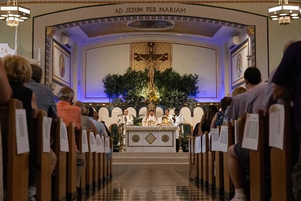 La misa en la Iglesia Santuario de Nuestra Señora del Monte Carmelo en Williamsburg, Brookly, es muy concurrida.