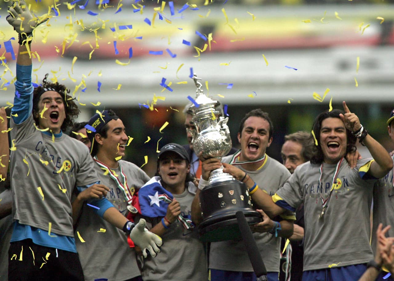 Con el América, Blanco festeja el campeonato Clausura 2005.