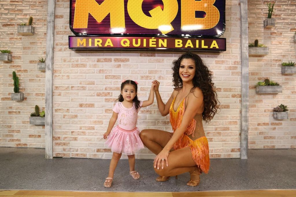 Durante un momento, la pequeña 
<b><a href="http://www.univision.com/shows/mira-quien-baila/conocimos-a-la-fan-numero-uno-de-ana-patricia-en-mira-quien-baila-video">Giulietta tomó un micrófono para entrevistar a su mamá</a></b>.