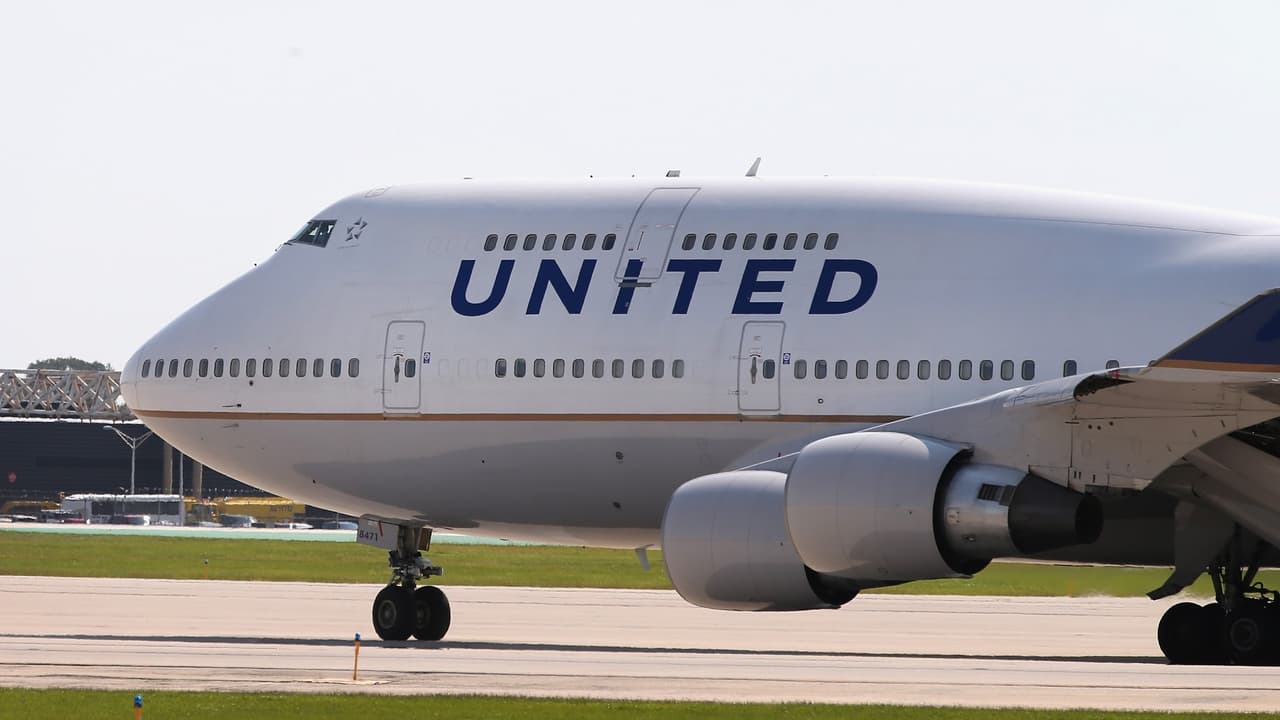 Desvían un vuelo porque un pasajero colapsó con excrementos dos baños del avión 