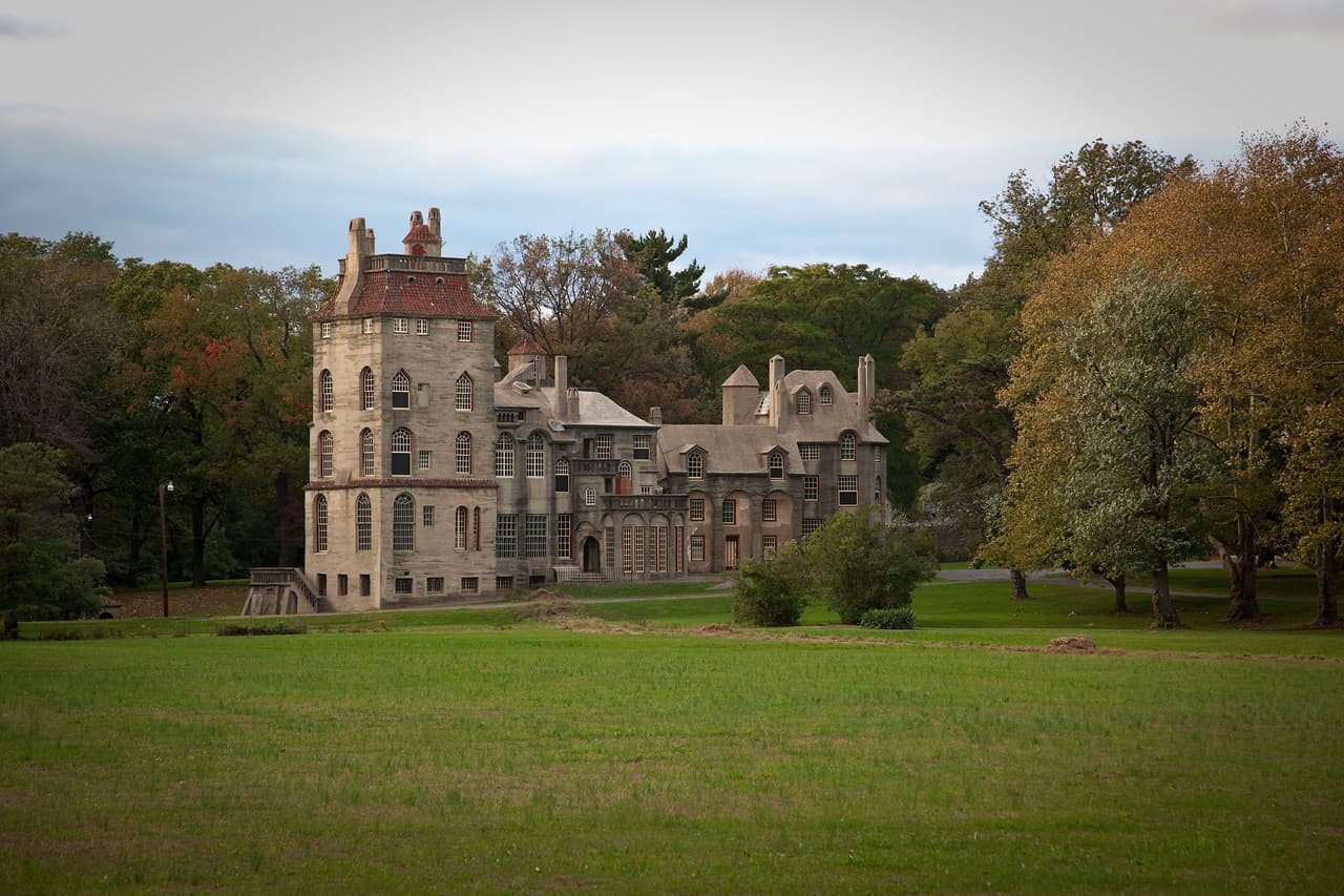 <b>Fonthill Castle</b>
<br>Construido entre 1908-1912, el castillo de Fonthill fue el hogar de Henry Chapman Mercer (1856-1930). Arqueólogo, antropólogo, ceramista, erudito y anticuario, Mercer construyó el castillo de Fonthill como su hogar y como lugar de exhibición de su colección de azulejos y grabados.