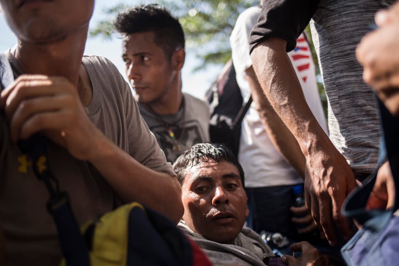 “¡Vamos bajo el mismo sueño, la misma necesidad!”, gritó David Hernández, uno de los migrantes, minutos antes de tener frente a él el río Suchiate, que divide a Guatemala y México. “Ya salimos de nuestro país y no queremos retornar”, dijo Hernández.
<br>