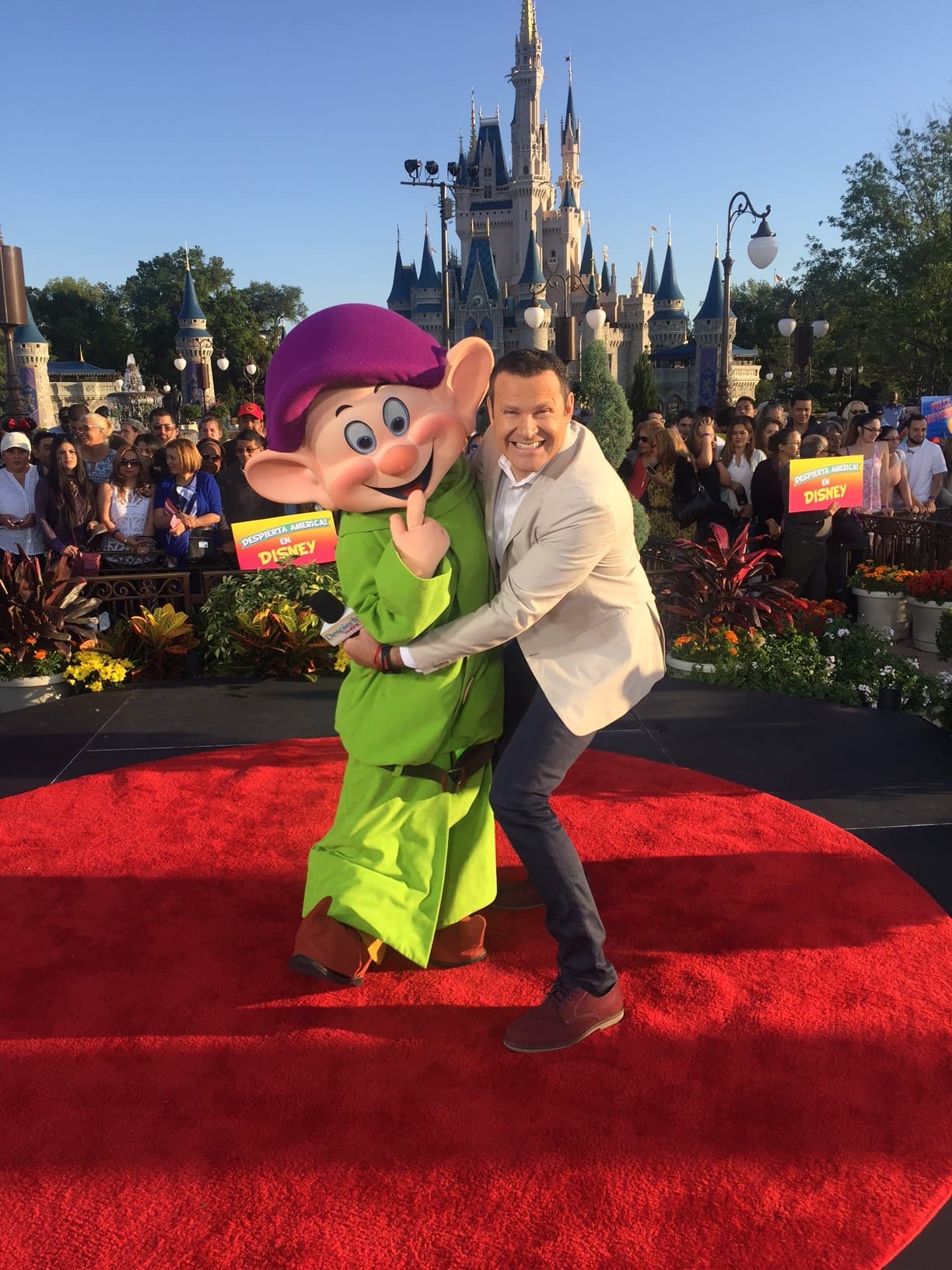 Alan no lo pudo evitar y corrió para robarle un abrazo a tontín.