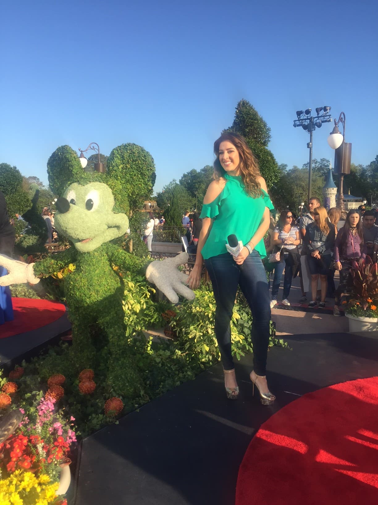 Maity no se podía quedar atrás. Mira que guapísima luce al lado de Minnie Mouse.