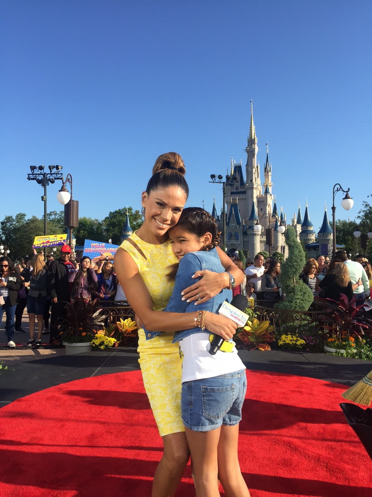 Nada es tan hermoso como un fraternal abrazo entre madre e hija.