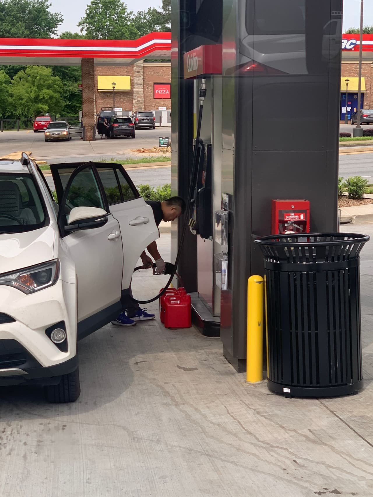 Colonial Pipeline informó el 7 de mayo 
<a href="https://www.univision.com/noticias/criminalidad/ciberataque-oleoducto-eeuu-darkside-declaracion-emergencia">el cierre de sus operaciones debido a un ciberataque de ransomware,</a> que consiste en 
<b>la introducción de un virus informático que bloquean todos los sistemas al encriptar datos, </b>paralizar las redes y luego exigir un gran rescate para descifrarlos.