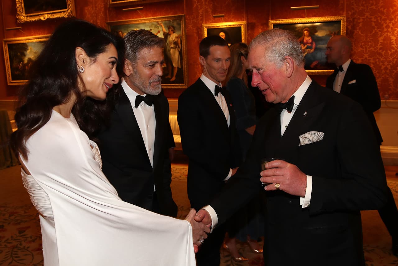 Parece que George y Amal Clooney están más cerca que nunca de la familia real británica. La pareja acudió a la cena del The Prince’s Trust Group, una organización de caridad fundada por el príncipe de Gales. Carlos fue el anfitrión de la velada.