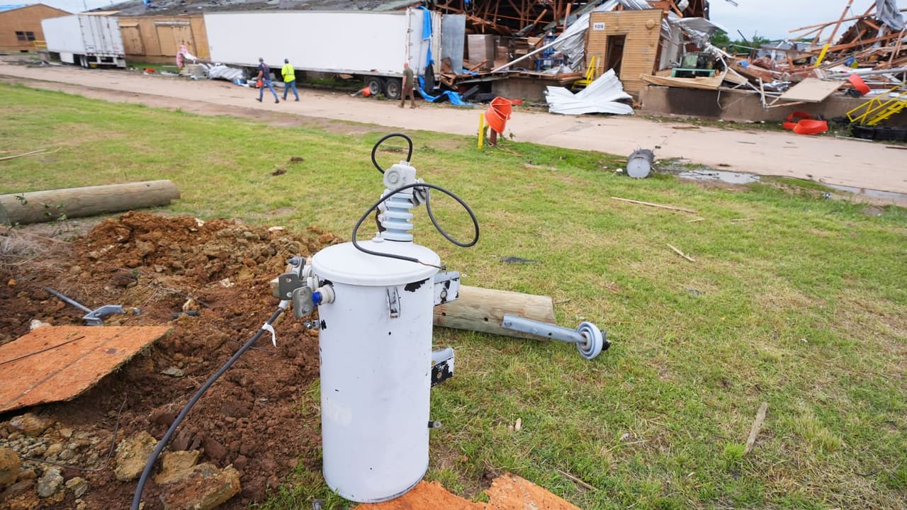 <h3 class="cms-H3-H3">Los daños en Mineral Wells mantienen a equipos en evaluación</h3> Autoridades locales reportaron daños severos en partes de la ciudad, especialmente en áreas residenciales
<b>, comerciales e industriales.</b> 
<br>También se informó qu
<b>e varias personas resultaron heridas, aunque no se han reportado muertes por el tornado. </b>
<br>La ciudad declaró 
<b>desastre local después del paso de la tormenta. </b>
<br>Esa medida permite 
<b>coordinar recursos, proteger zonas afectadas y acelerar labores de respuesta. </b>
<br>Las autoridades han pedido evitar las zonas impactadas mientras se retiran escombros, se revisan líneas eléctricas y 
<b>se determina cuándo pueden regresar residentes o dueños de negocios.</b>