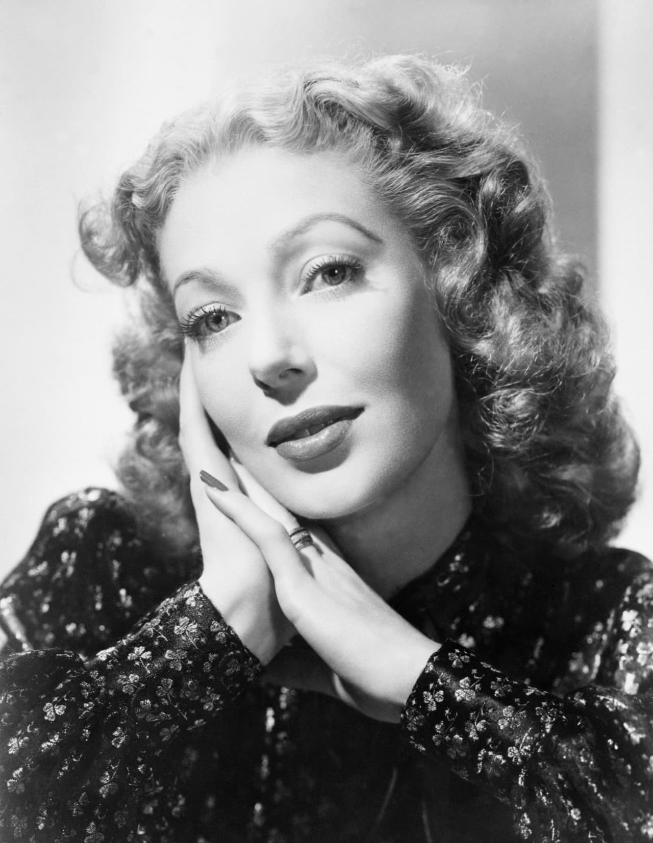 <h3> Duerme bien</h3>
<br>Actuales 
<a href=" www.sciencedaily.com/releases/2013/07/130723155002.htm ">estudios científicos</a> respaldan este viejo consejo al que se atribuía el mantener una piel joven. Pero a esta recomendación las abuelas añadían dos más que hoy en día también avalan los dermatólogos: 
<b>dormir boca arriba y hacerlo sobre una almohada de seda o satín</b>. Seguir estas recomendaciones evita que se formen las llamadas 'arrugas del sueño'.