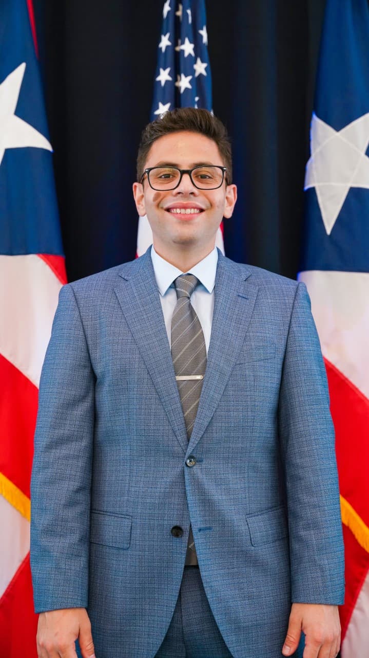 Francisco Parés Alicea - Aunque en la actual administración Parés Alicea ocupa el cargo de secretario del Departamento de Hacienda, este seguirá en su cargo bajo la administración de Pedro Pierluisi.