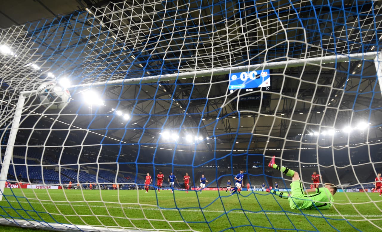 Schalke 04 y Bayer Leverkusen empataron 1-1. Este fue el penal que ejecutó de forma efectiva Daniel Caligiuri que significó el gol para la escuadra local.