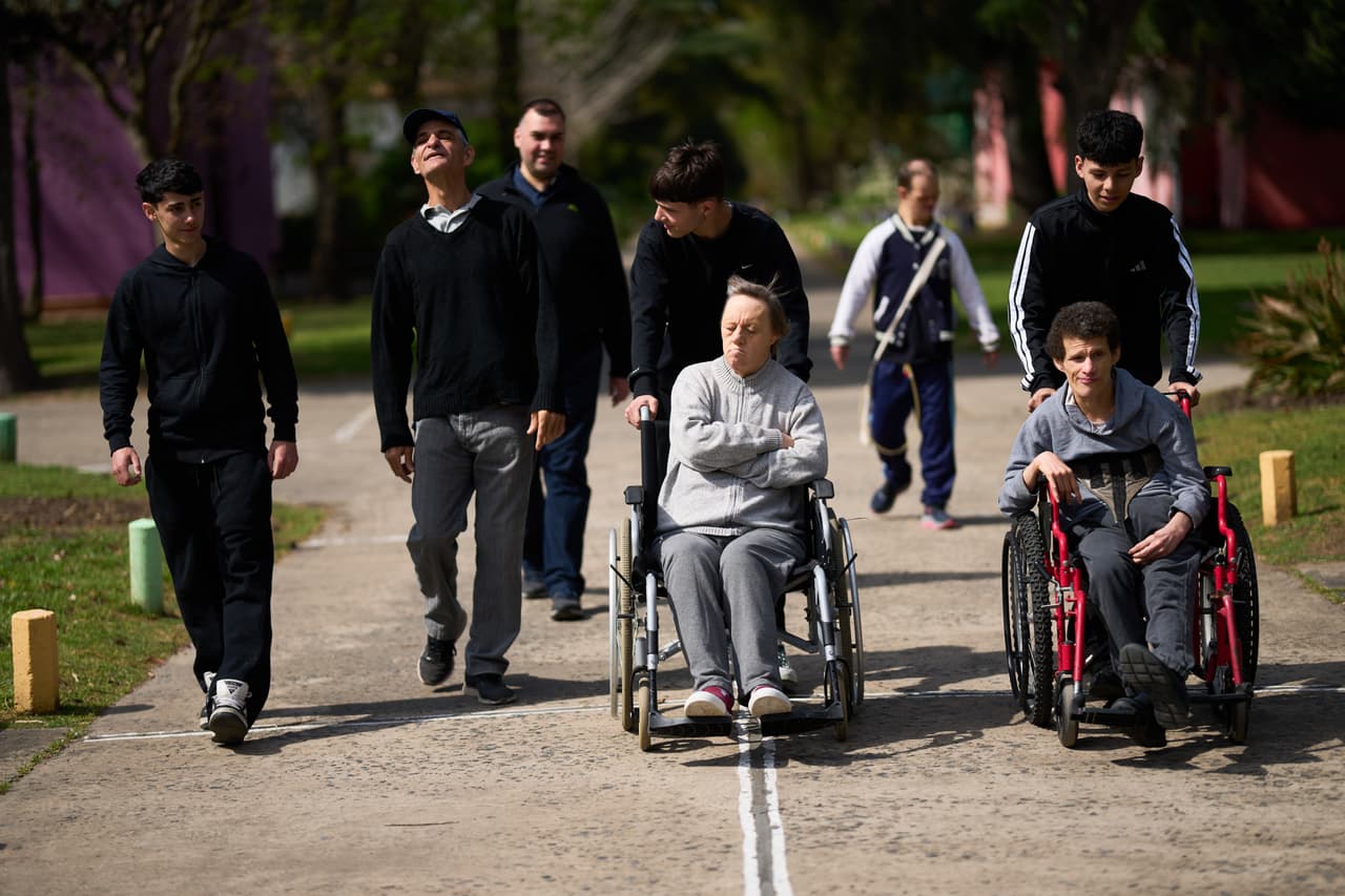 Voluntarios y residentes en una caminata.