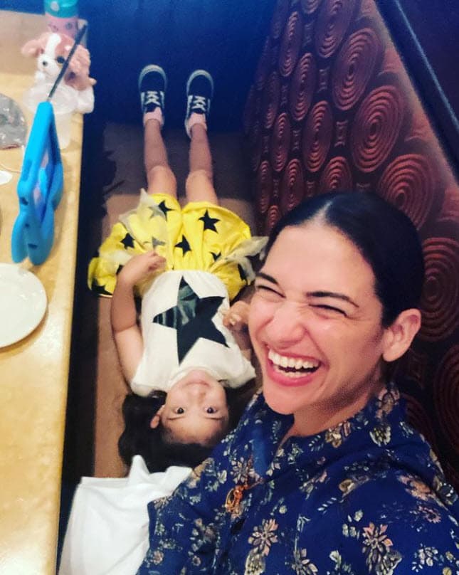 "Agradezco que hayamos hecho esto durante la pandemia, porque 
<b>nos hemos evitado todo esa presión mediática</b> que, además ya de tener un divorcio encima, tener la presión de los medios y todo, lo hubiera hecho muchísimo más difícil y estoy contenta porque eso sólo beneficia a mi hija", agregó.