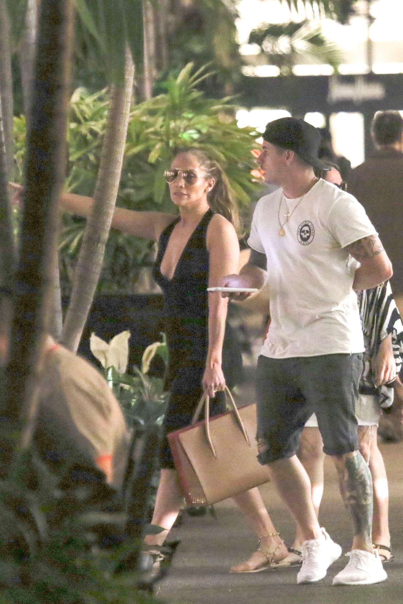 Pero claro, con semejando escote y belleza, su galán no podía dejarla ir sola por las tiendas.