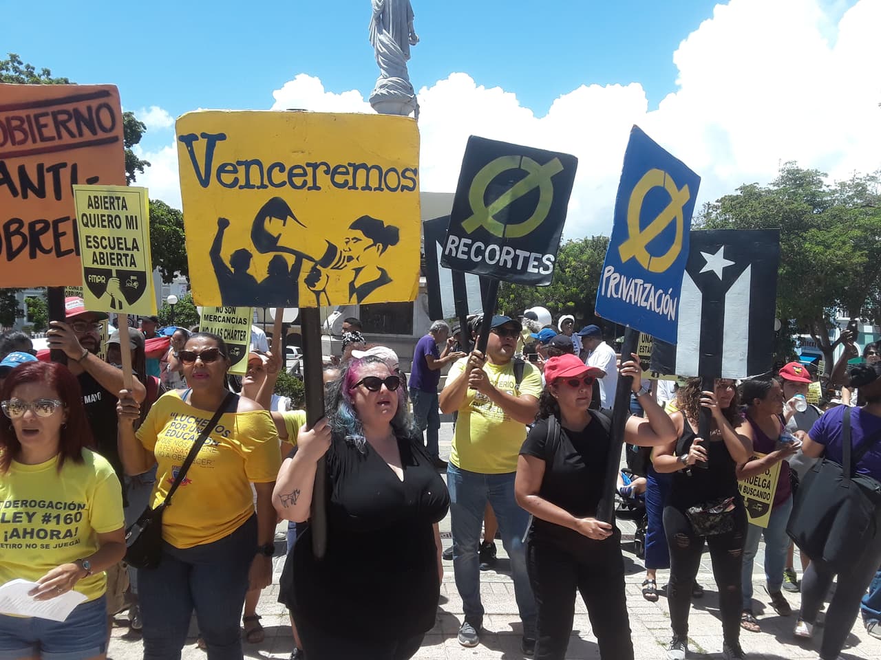 "Cierran los salones pa' meternos en vagones": maestros protestan contra la privatización de la educación en Puerto Rico