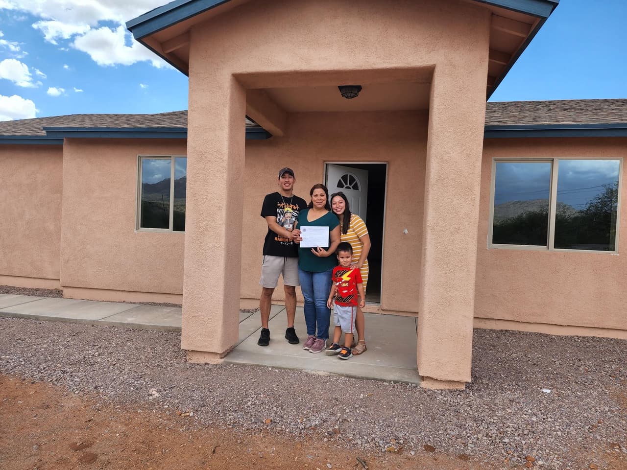 Posa una de las afortunadas familia que recibieron su nueva vivienda. Estas familias han estado trabajando desde enero de 2022 en la construcción de su propia casa bajo el Programa de Autoayuda de CPLC. Todos trabajaron vigorosamente los fines de semana para lograr su sueño de ser propietarios de una vivienda, según CPLC.
