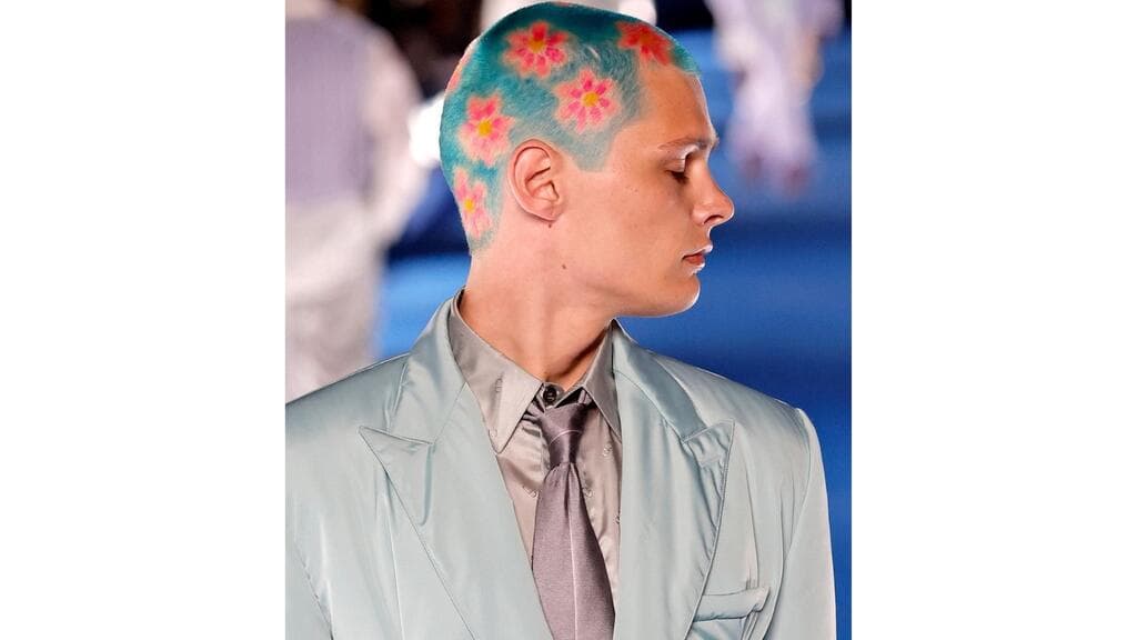 Ahí, durante la presentación de la colección primavera 2023, algunos modelos se dejaron ver con el cabello teñido agregando llamativos diseños.