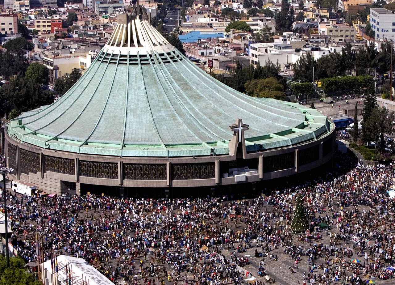 La Basílica de Guadalupe es uno de los lugares más visitados de la Ciudad de México. Así como está la nueva edificación, a un costado se mantiene también la Antigua Basílica, inaugurada en 1709.