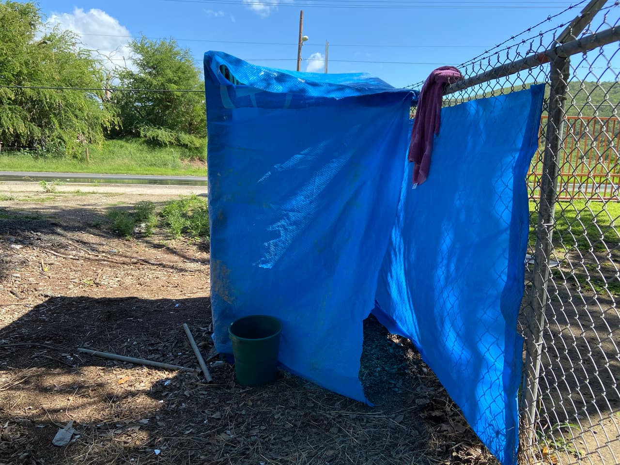 Refugiados en las afueras del Coliseo Mariano “Tito” Rodríguez en Guánica