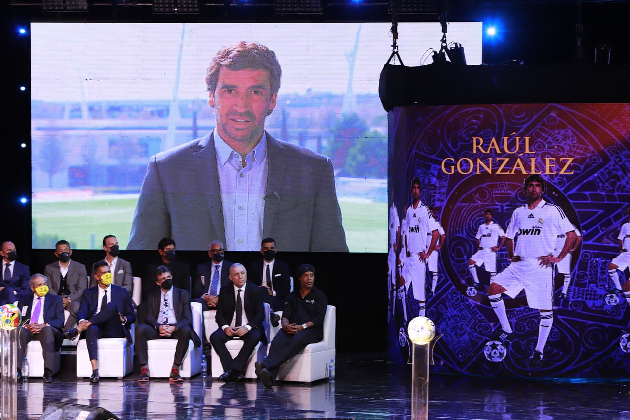 Ronaldinho fue la gran figura de la ceremonia de investidura al Salón de la Fama de la décima generación, en donde los grandes ausentes fueron Raúl González, Roberto Carlos, Fabio Cannavaro y Pia Sundhage.