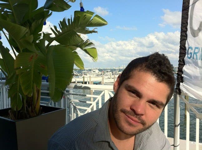 En 1999 viajó a Cuba para estudiar artes escénicas con el prestigiado maestro Eugenio Barba. Años más tarde estudió en la American Musical and Dramatic Academy en Nueva York. Pero España también es otro de los países en los que ha vivido, en tres años terminó la carrera histriónica en la Escuela Superior de Artes y Espectáculos de Madrid.