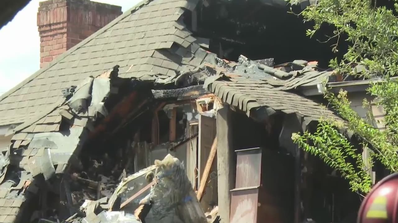 Incendio consume dos casas al noroeste del condado de Harris y deja un bombero hospitalizado