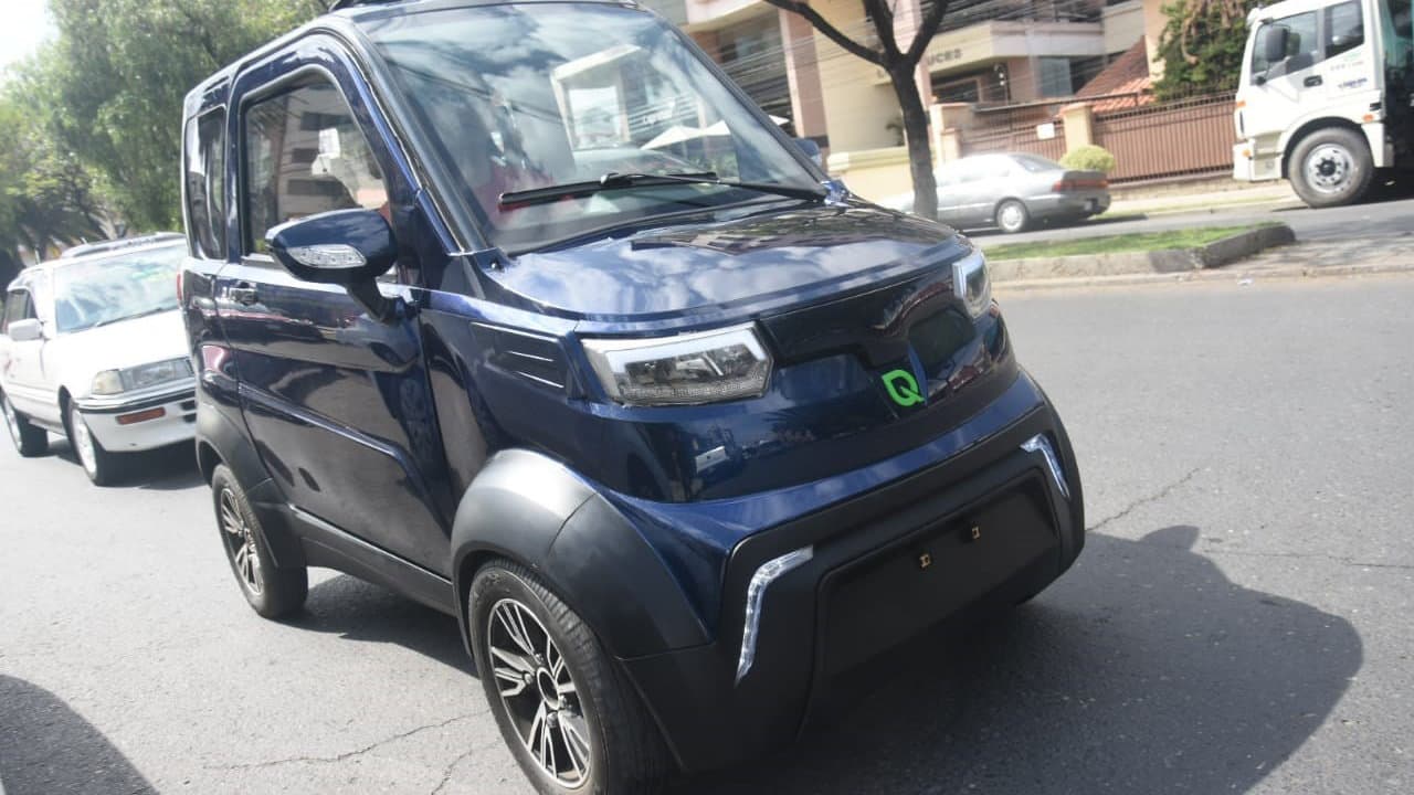 Su diseño ha sido pensado para dar cabida a tres personas en su interior. Así también, cumple con características de seguridad, robustez y comodidad.