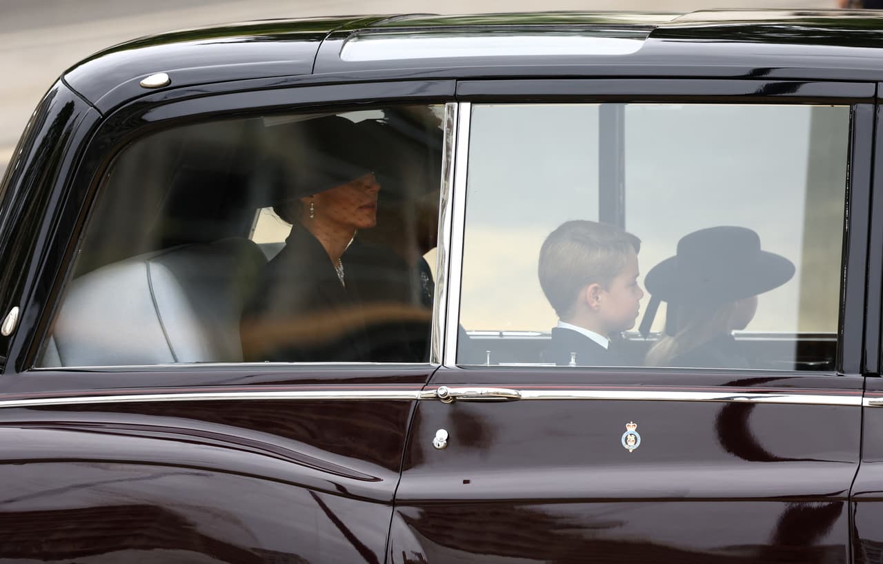 El diario británico calificó la aparición de los niños como "sorpresiva" ya que los príncipes de Gales pensaron "largo y tendido" sobre si sus dos hijos mayores debían estar en el funeral. 
<br>