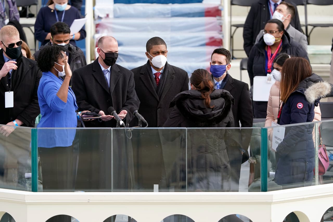 El ensayo de la juramentación frente al Capitolio. La Comisión Organizadora de la Toma de Posesión afirmó que el lema “refleja el inicio de una nueva trayectoria para el país, destinada a recuperar nuestra alma, a unir a la nación y a crear un sendero más brillante hacia el futuro”.