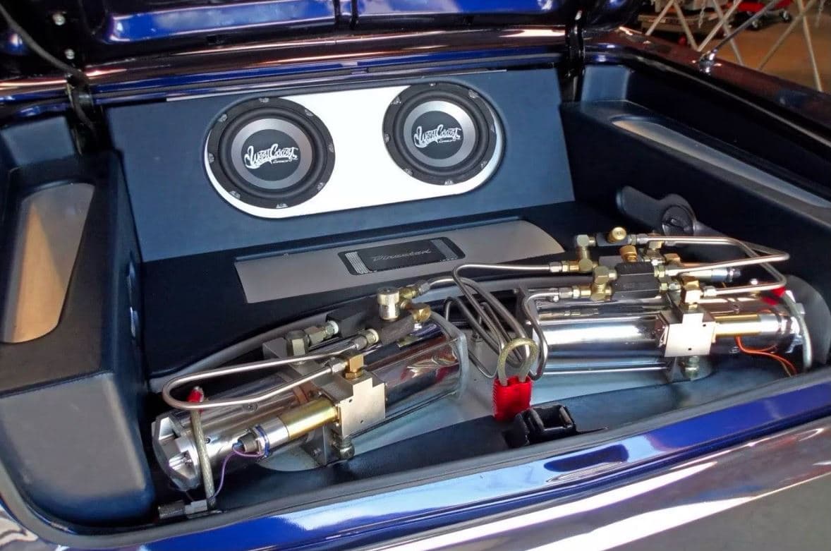 El espacio del maletero también fue aprovechado para instalar un peculiar sistema de sonido, muy acorde al estilo que West Coast Customs instalaba en sus otras modificaciones y que sin duda es un elemento indispensable en este tipo de vehículos.