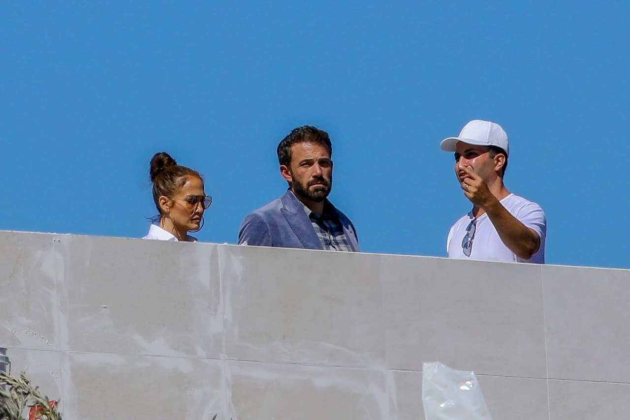 A principios de octubre, el actor y la cantante fueron vistos en la residencia supervisando los trabajos que se realizan en ella. 
<br>