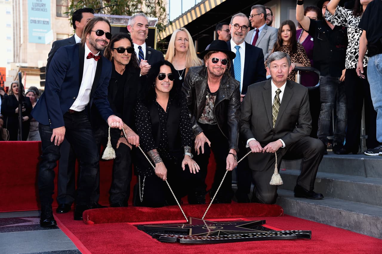 El 10 de febrero de 2016 Maná develó su estrella en el Paseo de la Fama de Hollywood, un suceso que fue histórico, al convertirse en la primera banda de rock latino con una estrella en tan emblemático lugar.