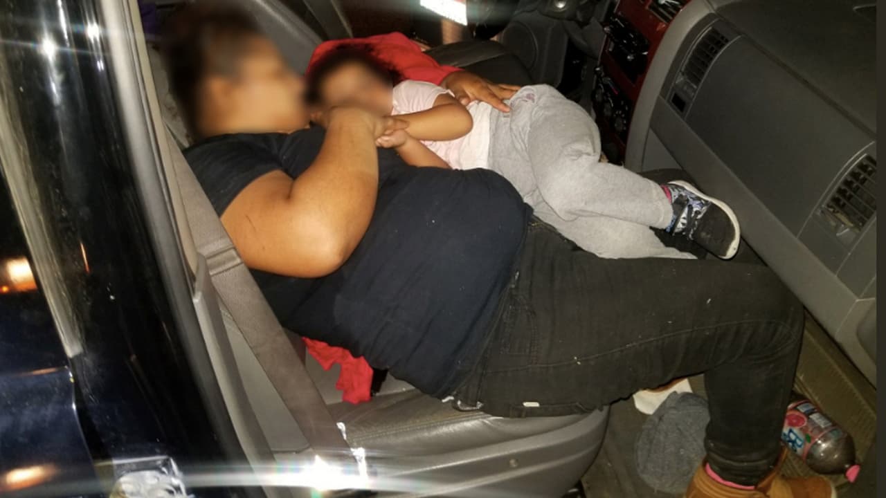 <b><a href="https://twitter.com/CBPSouthTexas/status/1005245321042067459">Junio 4</a></b>: Una mujer y una niña hacían parte de un grupo de indocumentados que fueron descubiertos en una camioneta deportiva (SUV) durante una parada de tránsito al sur de Laredo.