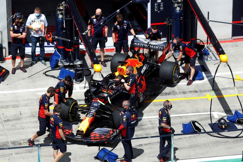 Así quedaron los primeros diez: Hamilton, Bottas, Verstappen, Albon, Norris, Pérez, Stroll, Ricciardo, Sainz y Kvyat. La siguiente fecha se correrá el Gran Premio de Hungría.