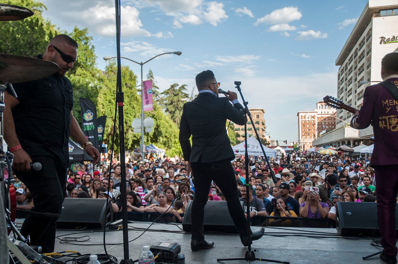 Familias del valle central llegaron al centro de Fresno a celebrar.