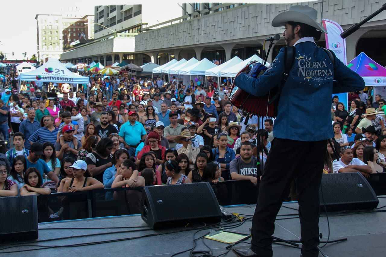 Familias del valle central llegaron al centro de Fresno a celebrar.