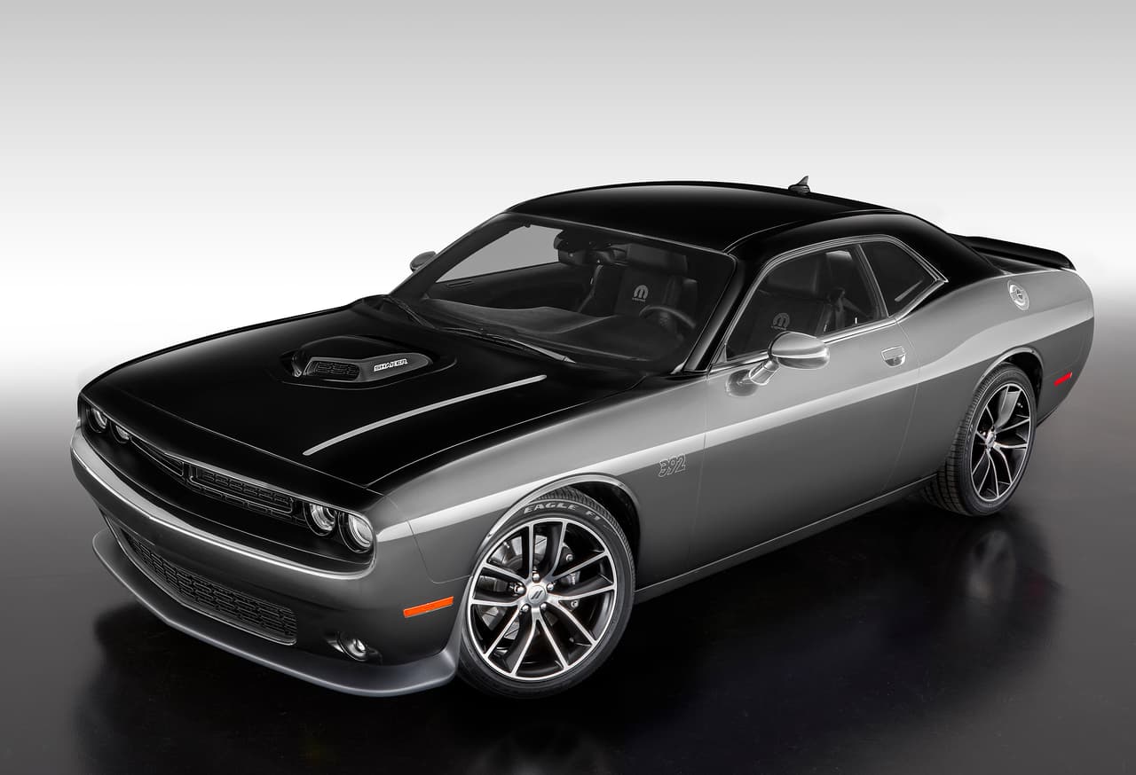 Los 160 sortarios dueños del Mopar ’17 Dodge Challenger podrán distinguir sus autos por su 
<b>pintura especial de dos tonos</b> terminada en un taller de personalización de Mopar. El capó, techo y la tapa del maletero siempre serán negros mientras que el resto del vehículo lucirá uno de los dos colores seleccionados.