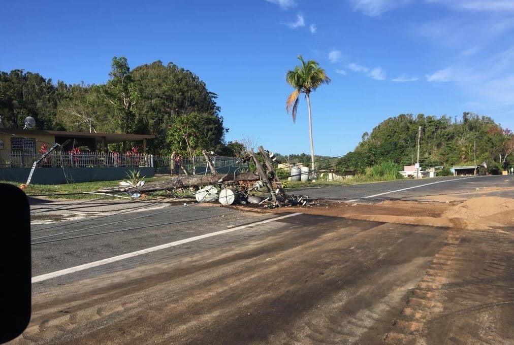 Continúan los trabajos de reparación en poste que cayó sobre carretera en Hatillo 
