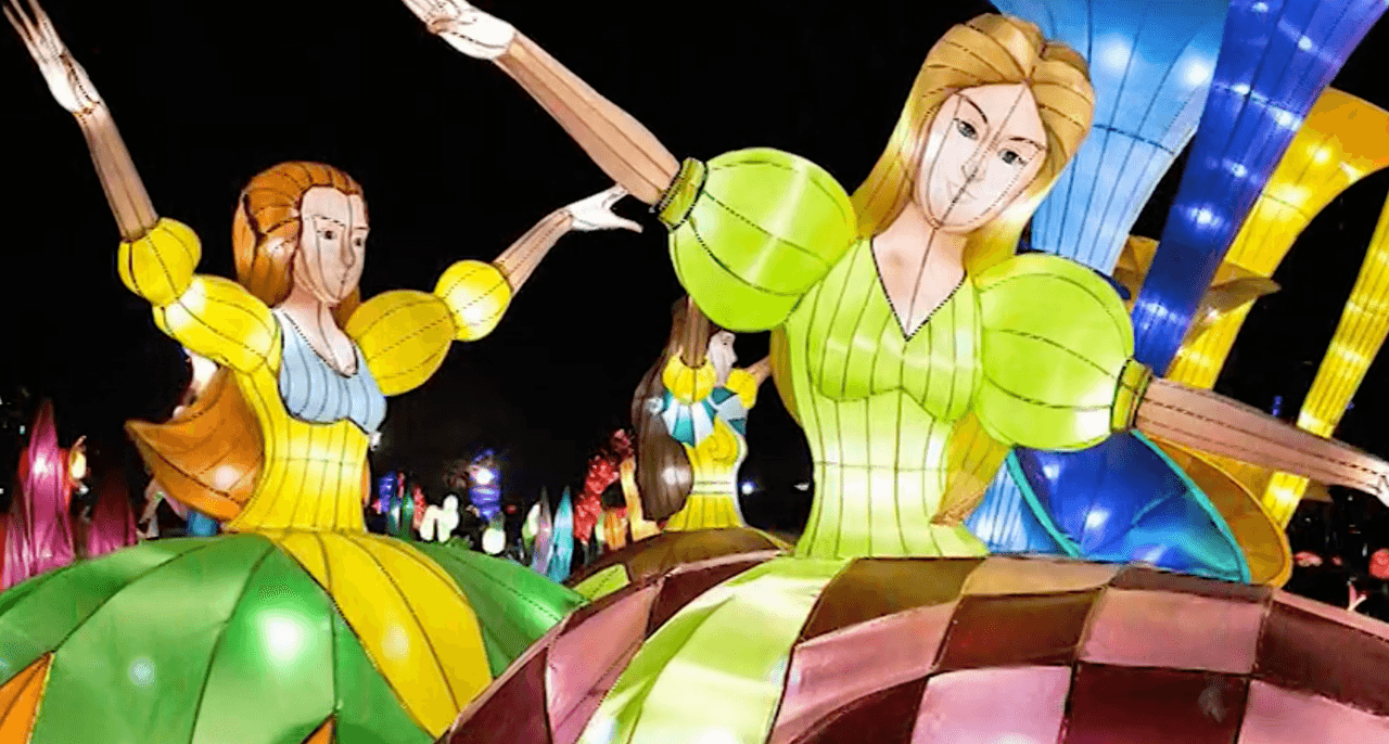 <b>Holiday Wonder.</b> Fair Park se transforma con un paseo de luces inspirado en lámparas chinas al aire libre. También hay música, oportunidad de lanzar bolas de nieve y un show con acróbatas. Se presenta del 21 de noviembre al 7 de enero (de lunes a viernes de 5:30 pm a 10:00 pm y sábado y domingo de 3 a 10 pm. Los 
<a href="https://www.holidaywonder.com/buytickets/">boletos cuestan</a> $12 (de 3 a 12 años), $20 (adultos) y $54 (paquete familiar).