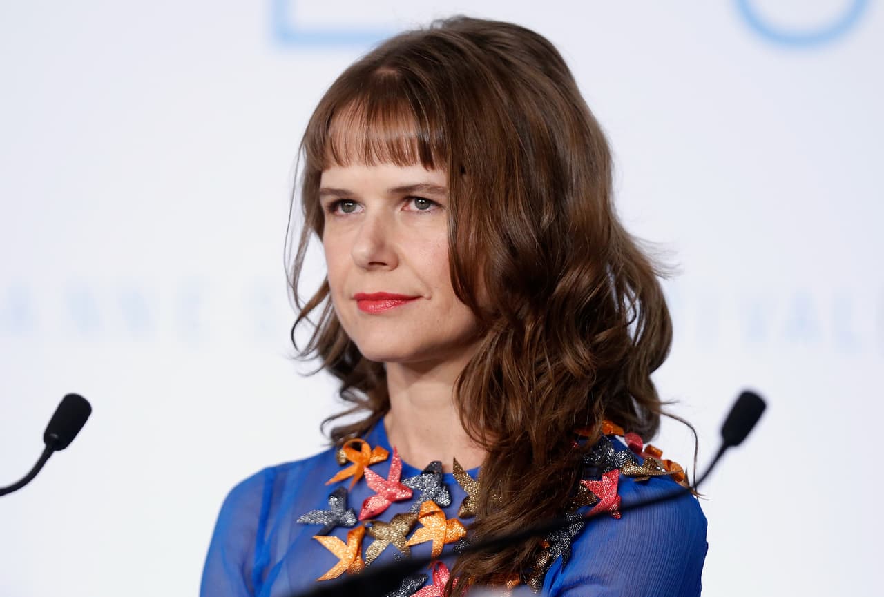 La actriz estuvo acompañada de sus coestrellas, Robin Bartlett y Sarah Sutherland.