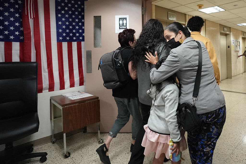 Observadores judiciales protegen a una familia de inmigrantes al salir del Federal Plaza Courthouse el 27 de junio de 2025 en Nueva York, tras sus procedimientos legales. Las detenciones de ICE, duplicadas en 38 estados según UC Berkeley, generan tensiones en el proceso de asilo. (Foto por Bryan R. SMITH/AFP via Getty Images)
<br>