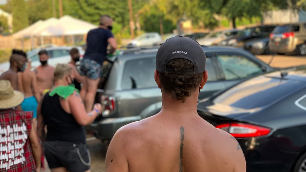 Fue por eso que los bartenders de por lo menos 10 bares se organizaron para lavar autos e hicieron la invitación a través de las redes sociales para que la gente hiciera su aportación para ayudarles a sobrevivir en medio de la pandemia.