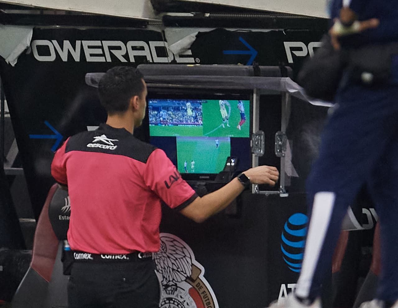 Pero el VAR llama a César Ramos para revisar el tanto.