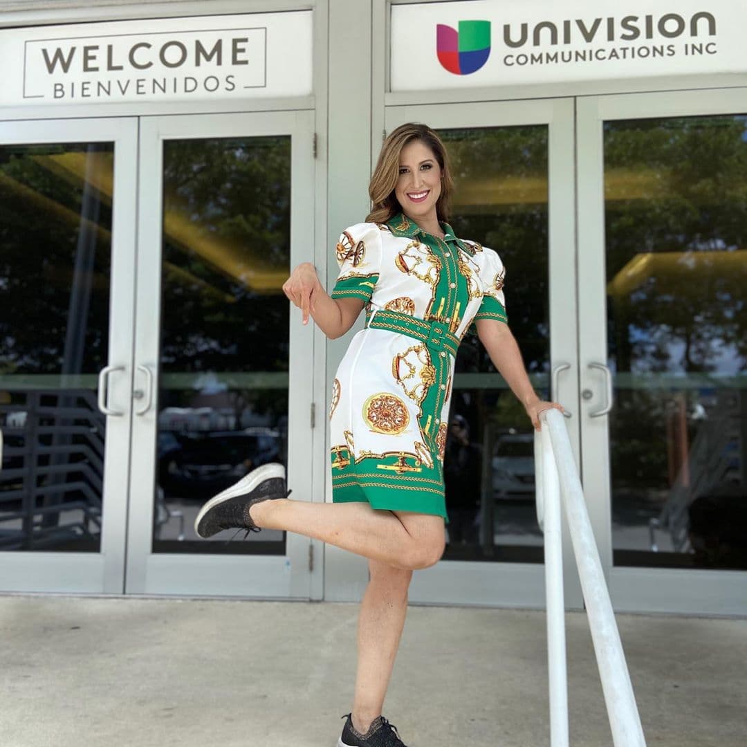 Y Ely también se puso cómoda, muy elegante como siempre, pero con zapatitos de goma para reportear por aquí y por allá.