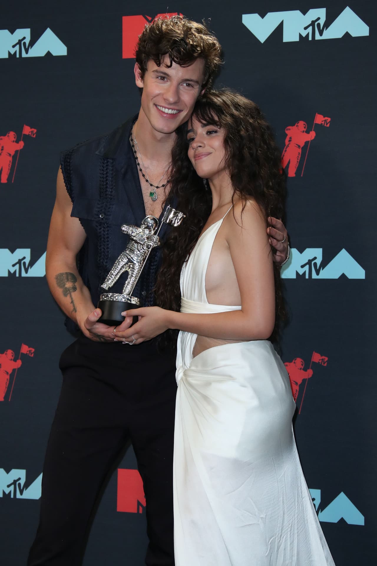 En la información no se precisó la fecha exacta en que ocurrió el robo ni tampoco 
<b><a href="https://www.univision.com/famosos/camila-cabello-esta-convencida-de-que-su-novio-shawn-mendes-es-incapaz-de-mentir-fotos" target="_blank">cómo se encuentra la pareja </a></b>tras lo sucedido. 
<br>